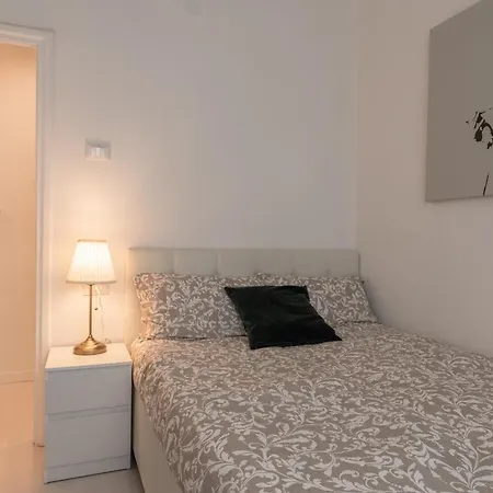Gallery Art In San Frediano Apartment *